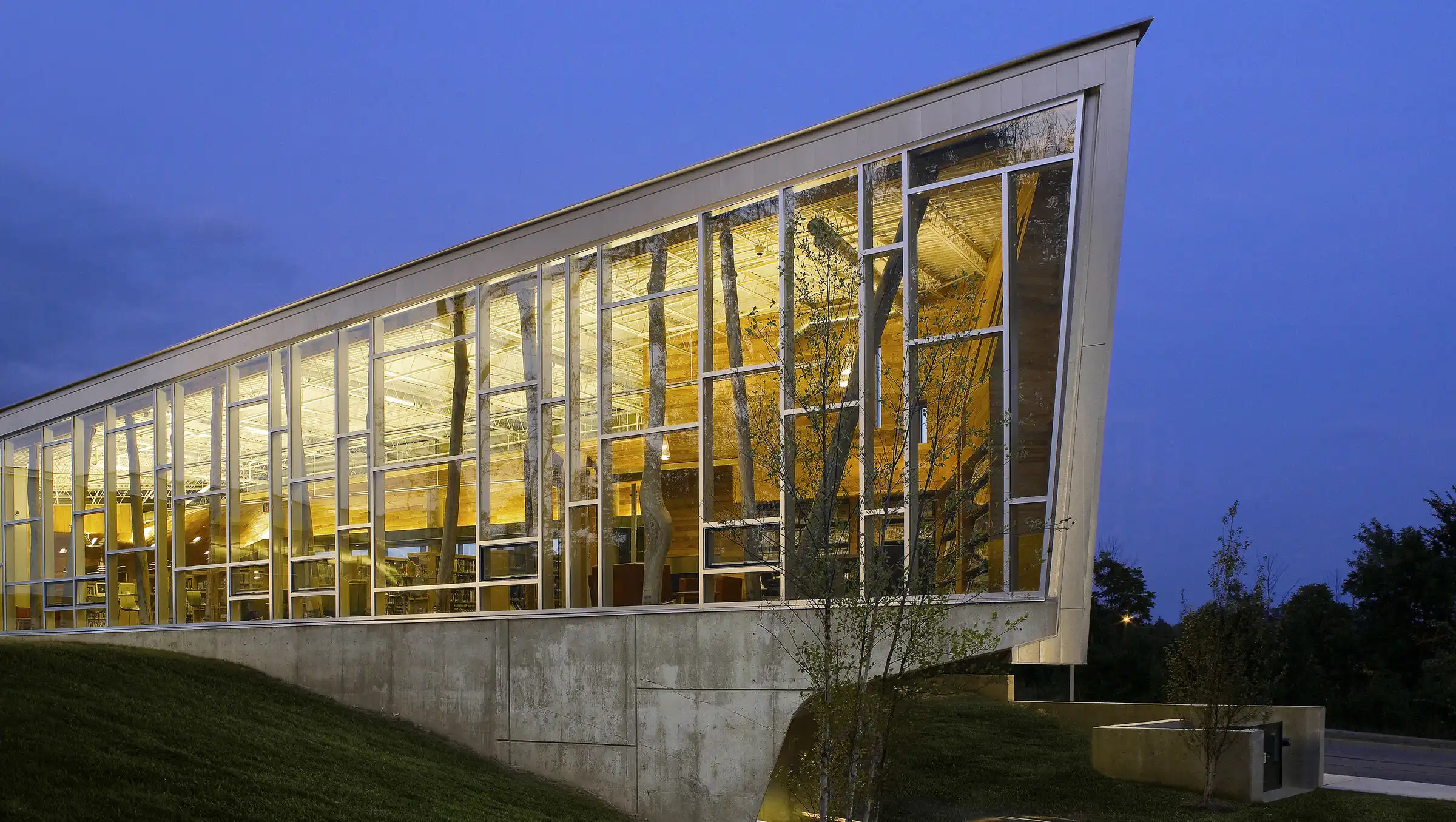 Ann Arbor Traverwood Library by INFORM Studio & VPS Architecture