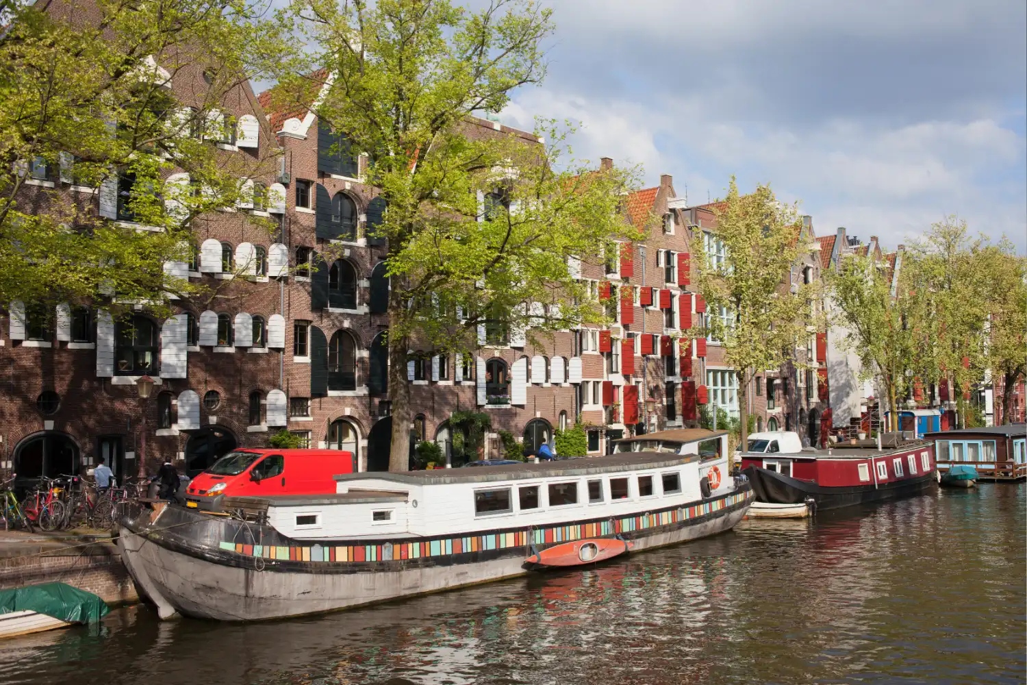 Cheap Canal-Side Apartments in Amsterdam: Best Areas, Prices, and Architectural Features