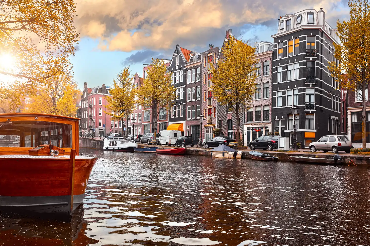 Cheap Canal-Side Apartments in Amsterdam: Best Areas, Prices, and Architectural Features