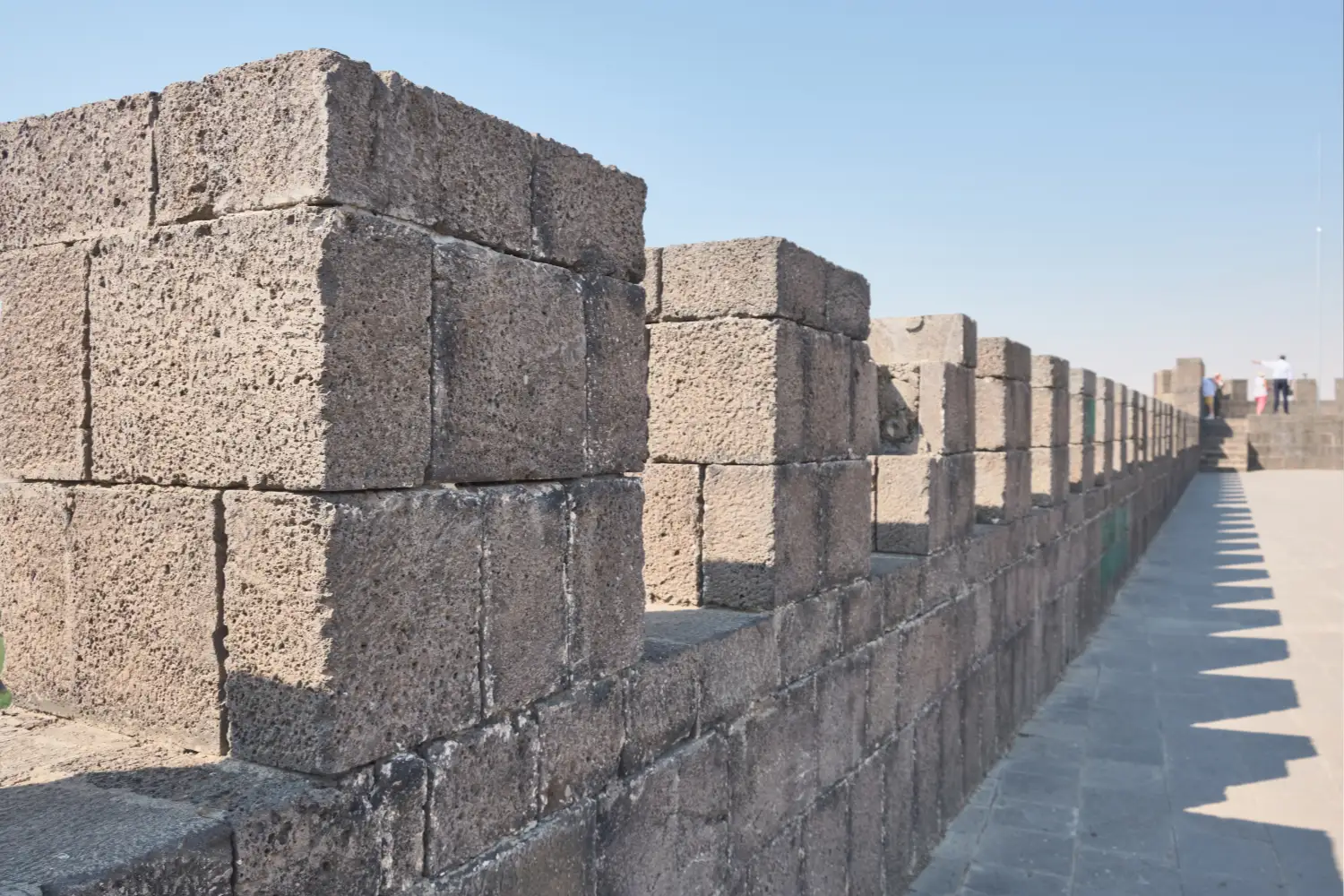 What Is a Parapet Wall? Types, Materials, and Roof Details