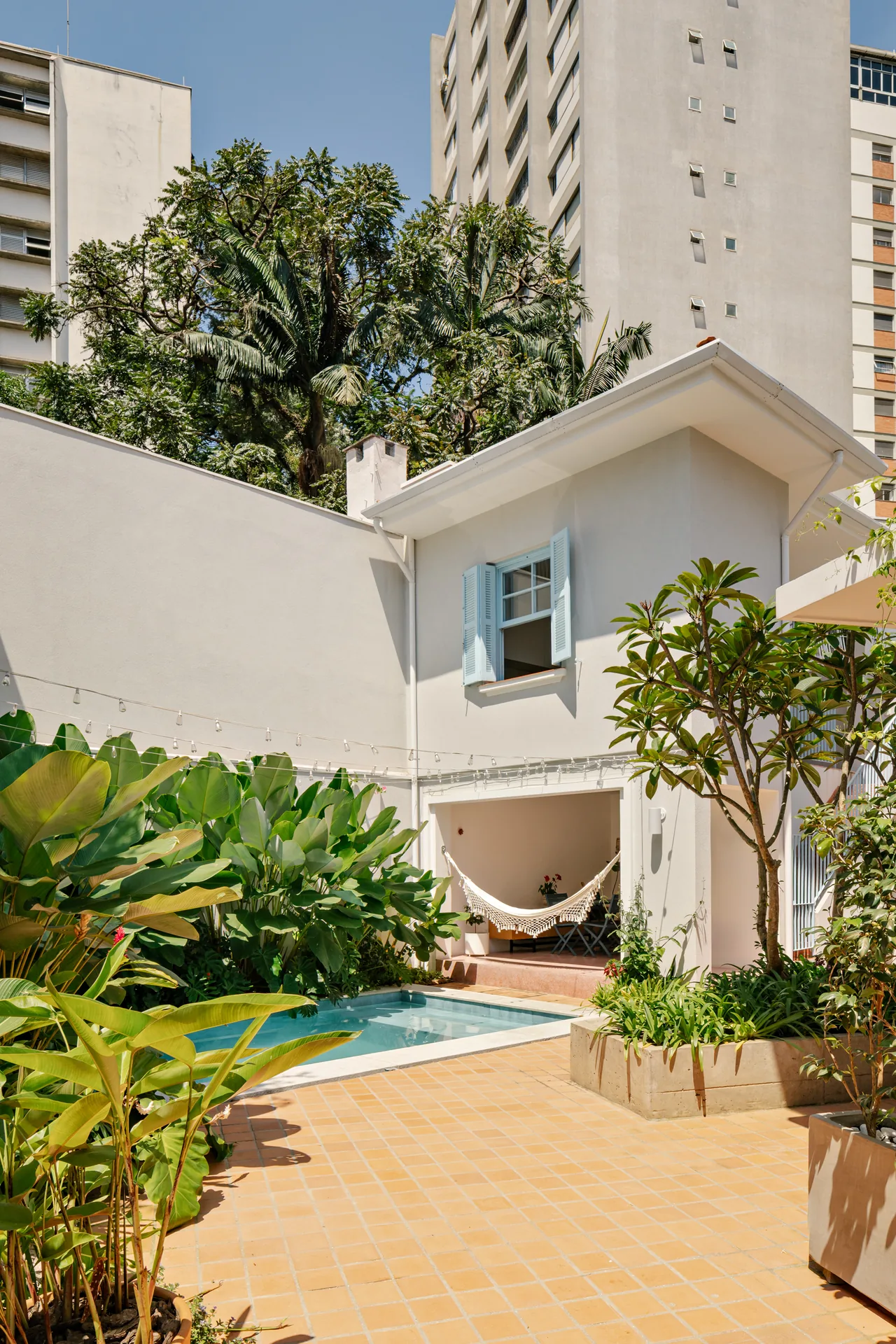 Courtyard with swimming pool and hammock at BF2 House by Peninsula Arquitetura