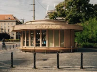 Chleboteka Okraglak by CUDO beneath the trees on Kosciuszki Square