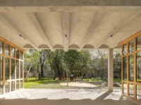 Vaulted room opening onto the garden at Espace Ambroise Croizat
