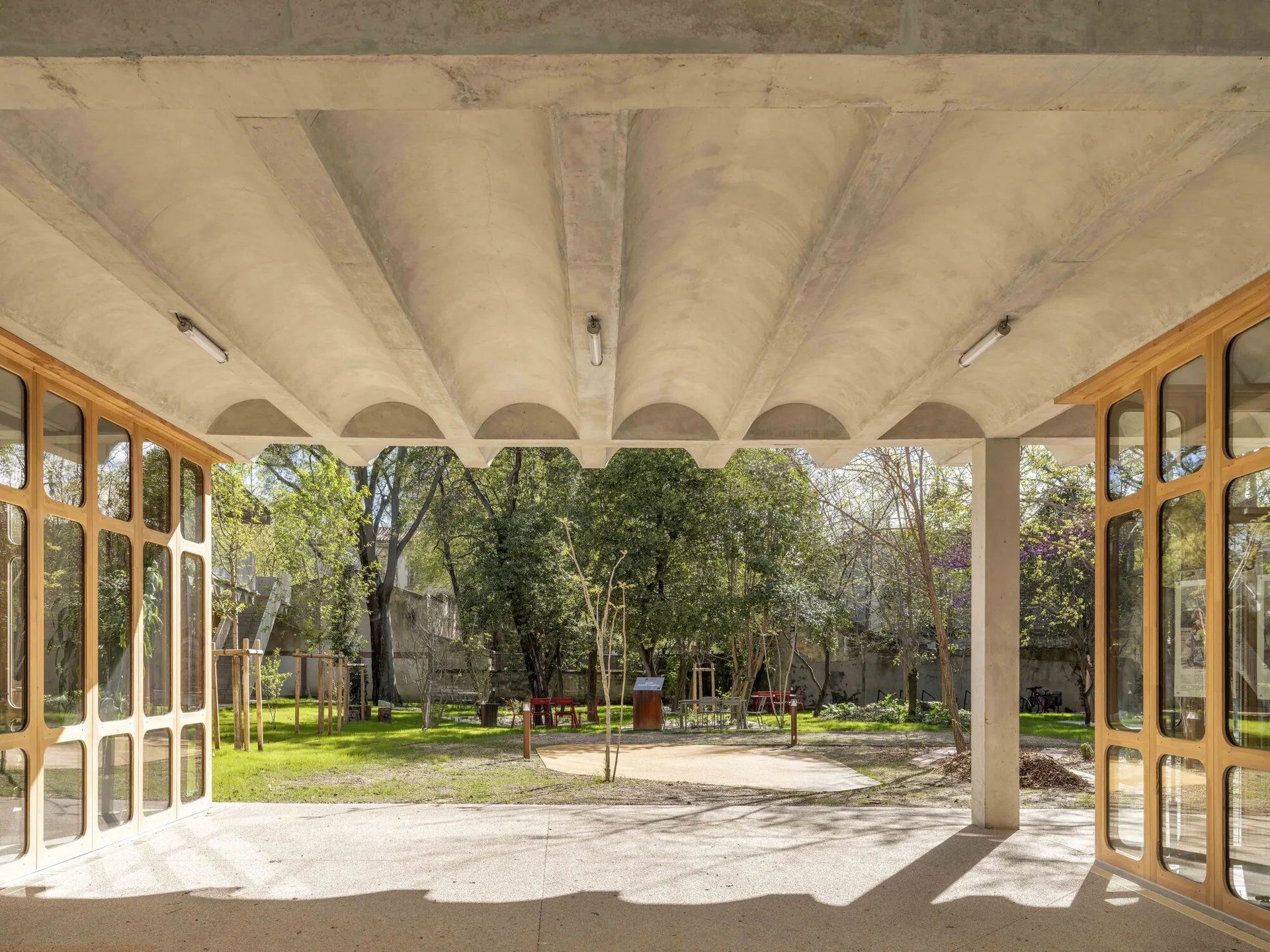 Vaulted room opening onto the garden at Espace Ambroise Croizat
