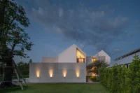 PIN'N PAN House by ForX Design Studio lit at dusk