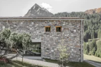 The overhanging roof and stone wall on the approach to Vergalderie